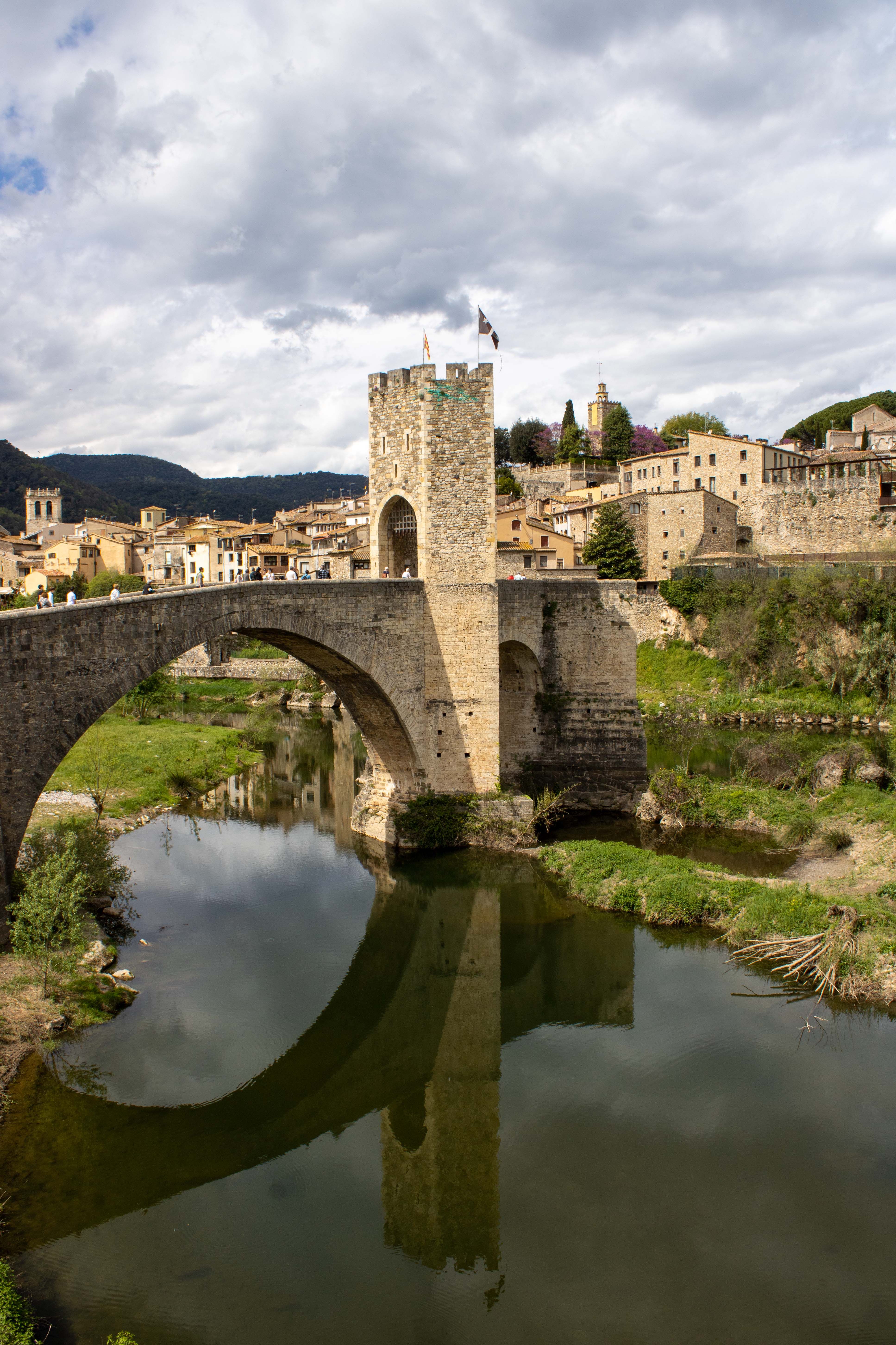 scenic-view-of-besal-medieval-bridge-in-spain-free-stock-photo