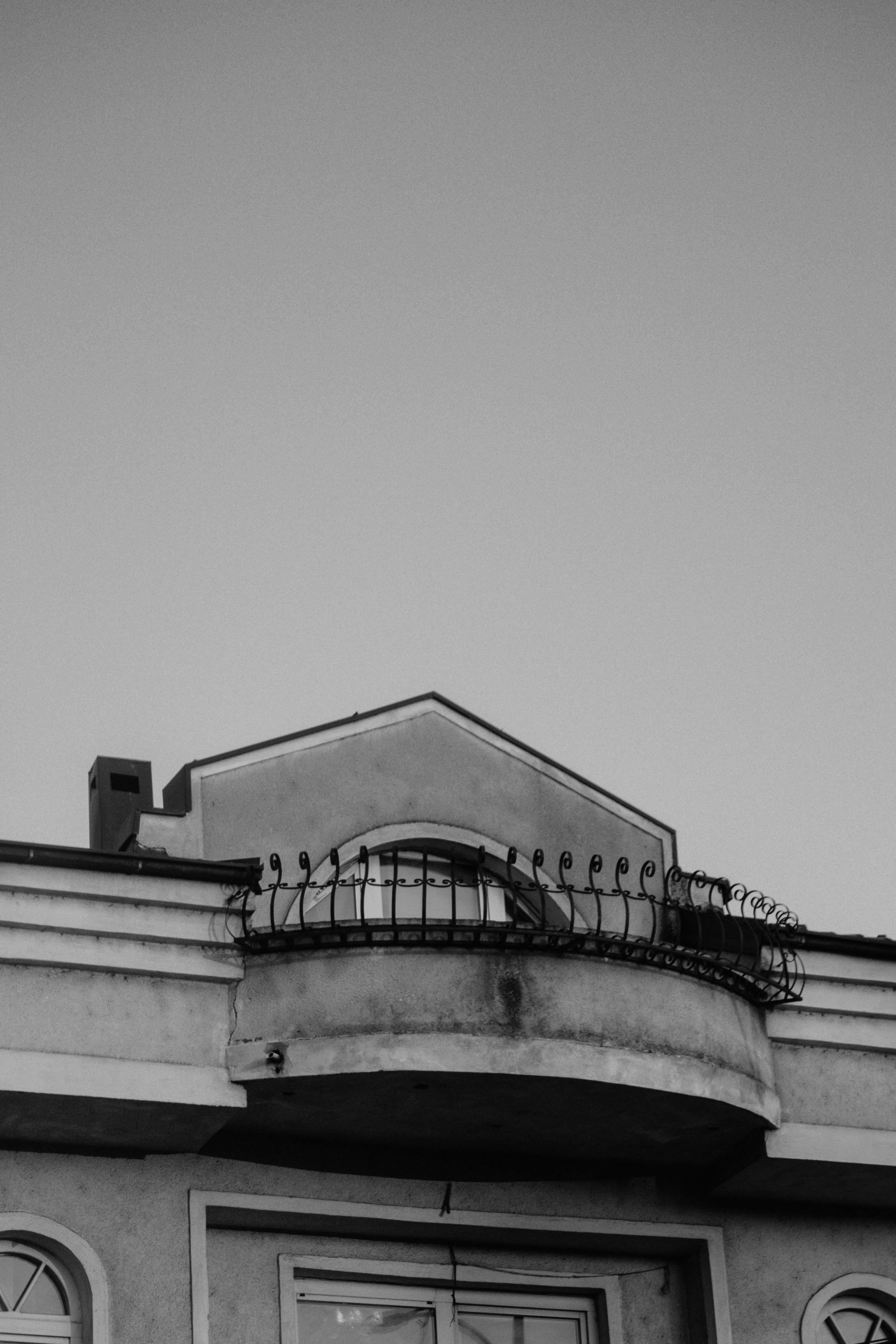 Bezpłatne Monochromatyczny widok klasycznego balkonu w Ochrydzie, w Macedonii Północnej. Zdjęcie z galerii