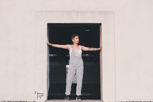 Фотография женщины, стоящей на двери