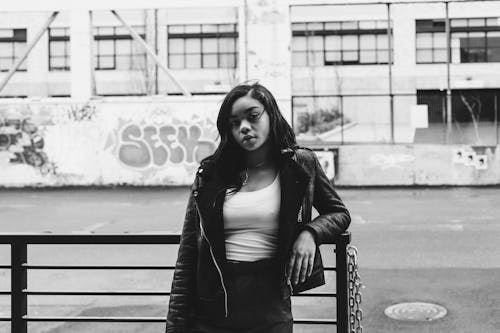 Femme glamour en veste cuir noire