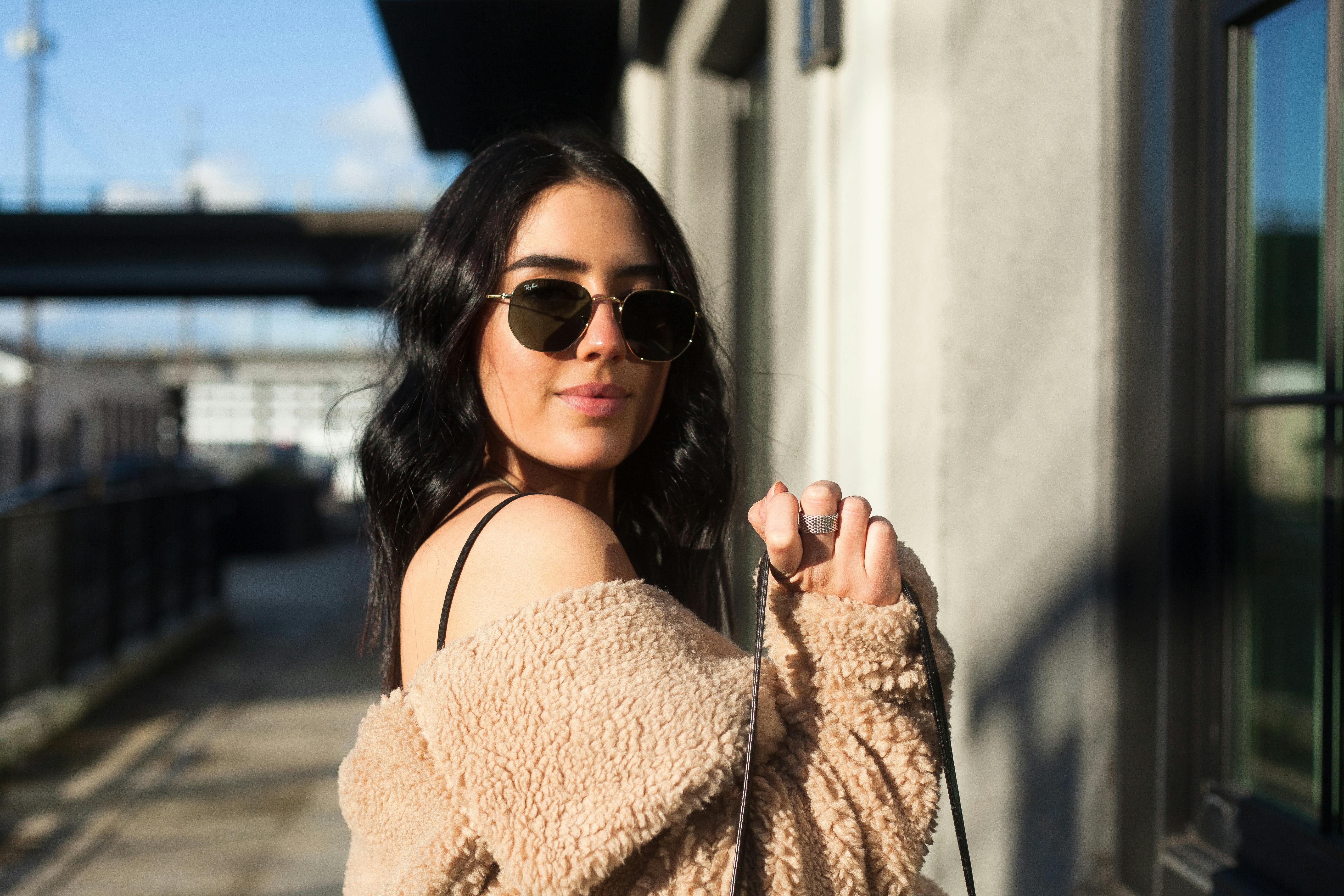 Photo gratuite de brouiller, cheveux foncés, expression du visage