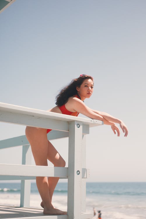 Frau Im Roten Bikini, Der Auf Rettungsschwimmer Turm Stützt