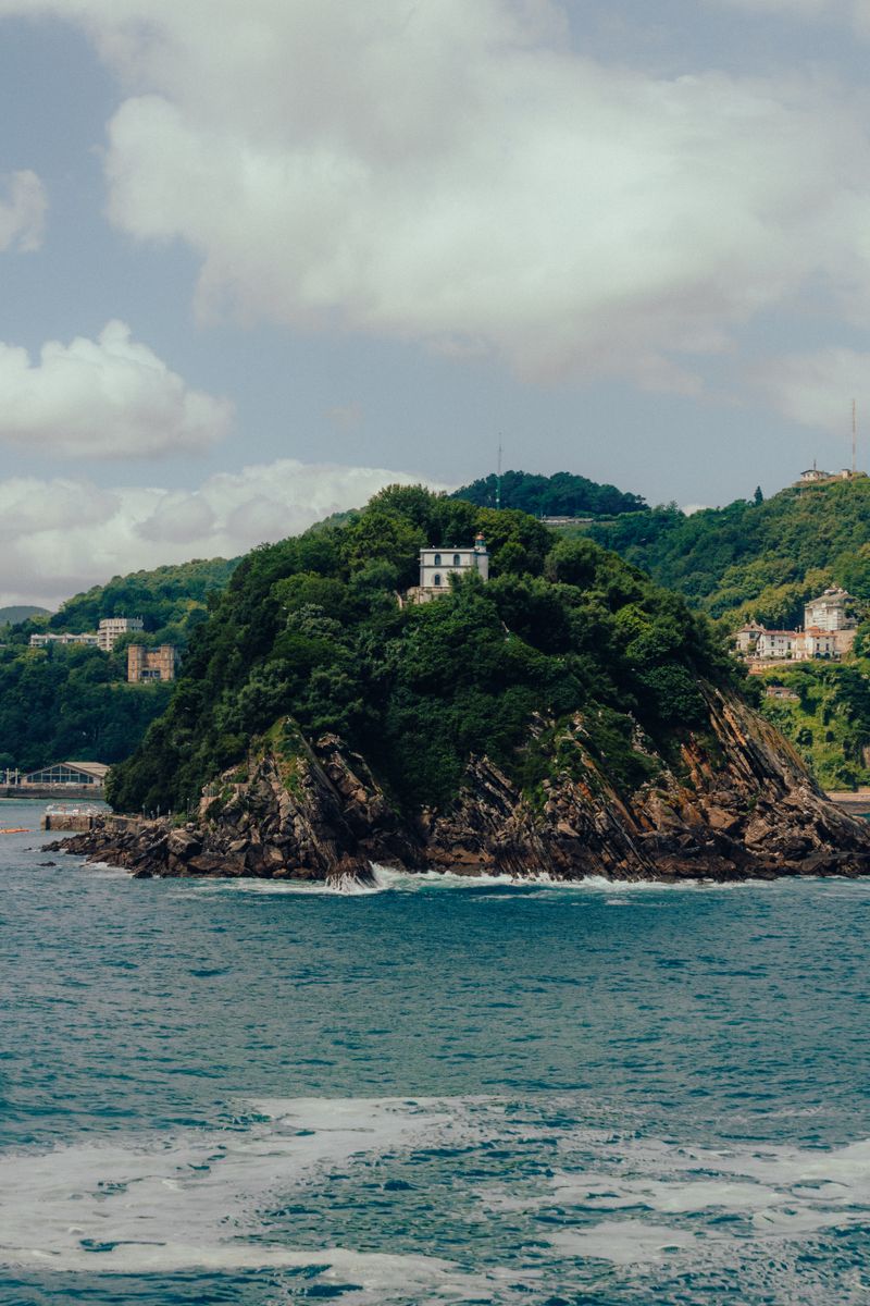 Scenic view of Santa Clara Island in the bay of San Sebastián