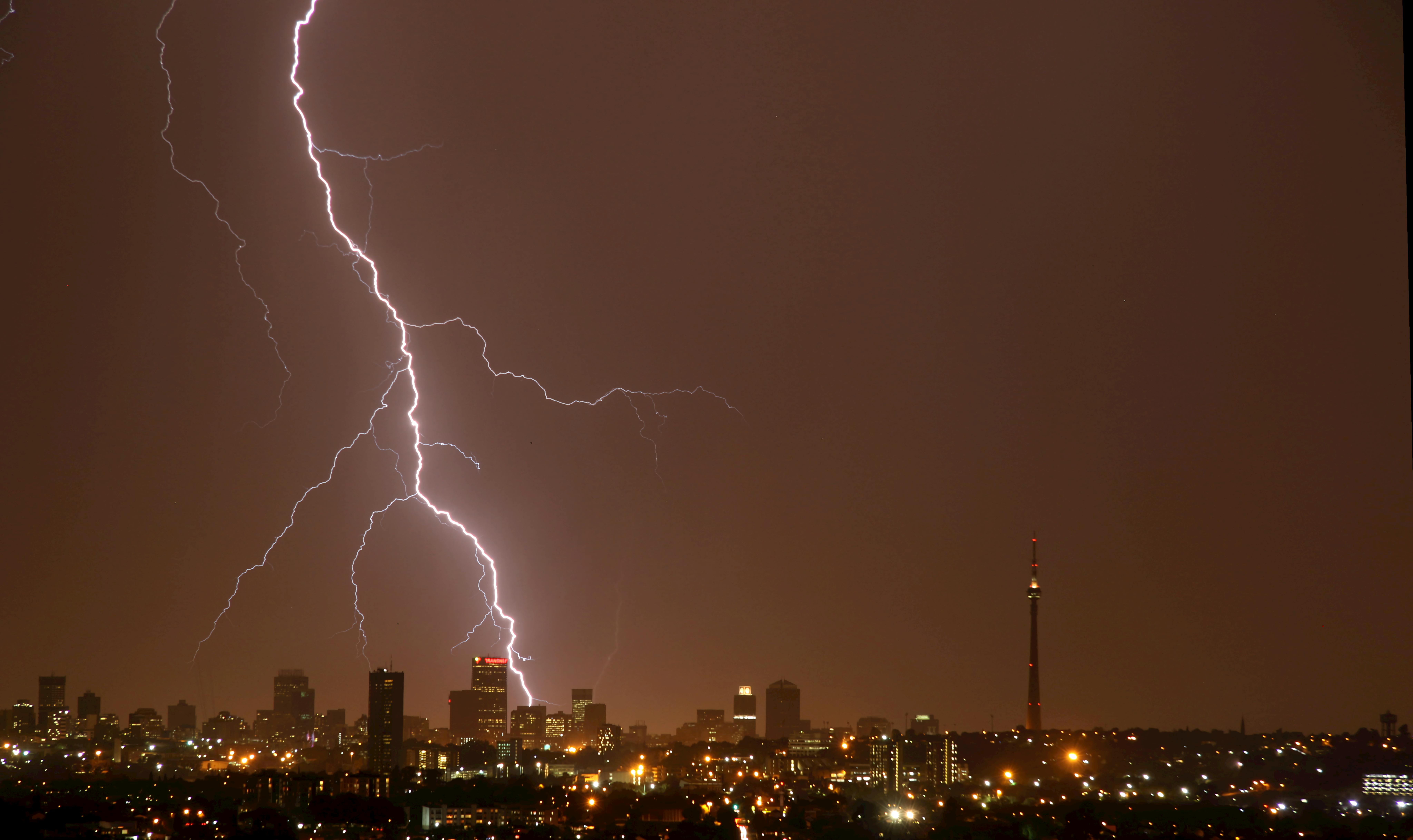 豪大雨來襲水流成河 各單位迅速會勘展開改善行動