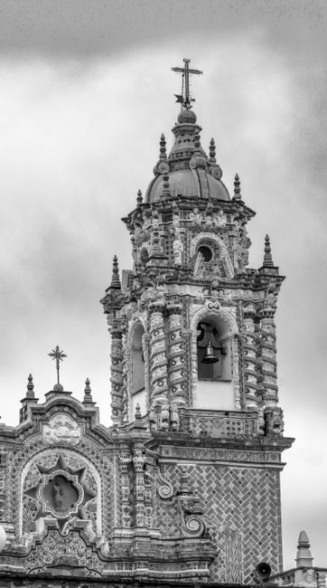 Fotomural Fotografía en blanco y negro de un campanario detallado de una iglesia en San Andrés Cholula, Puebla.