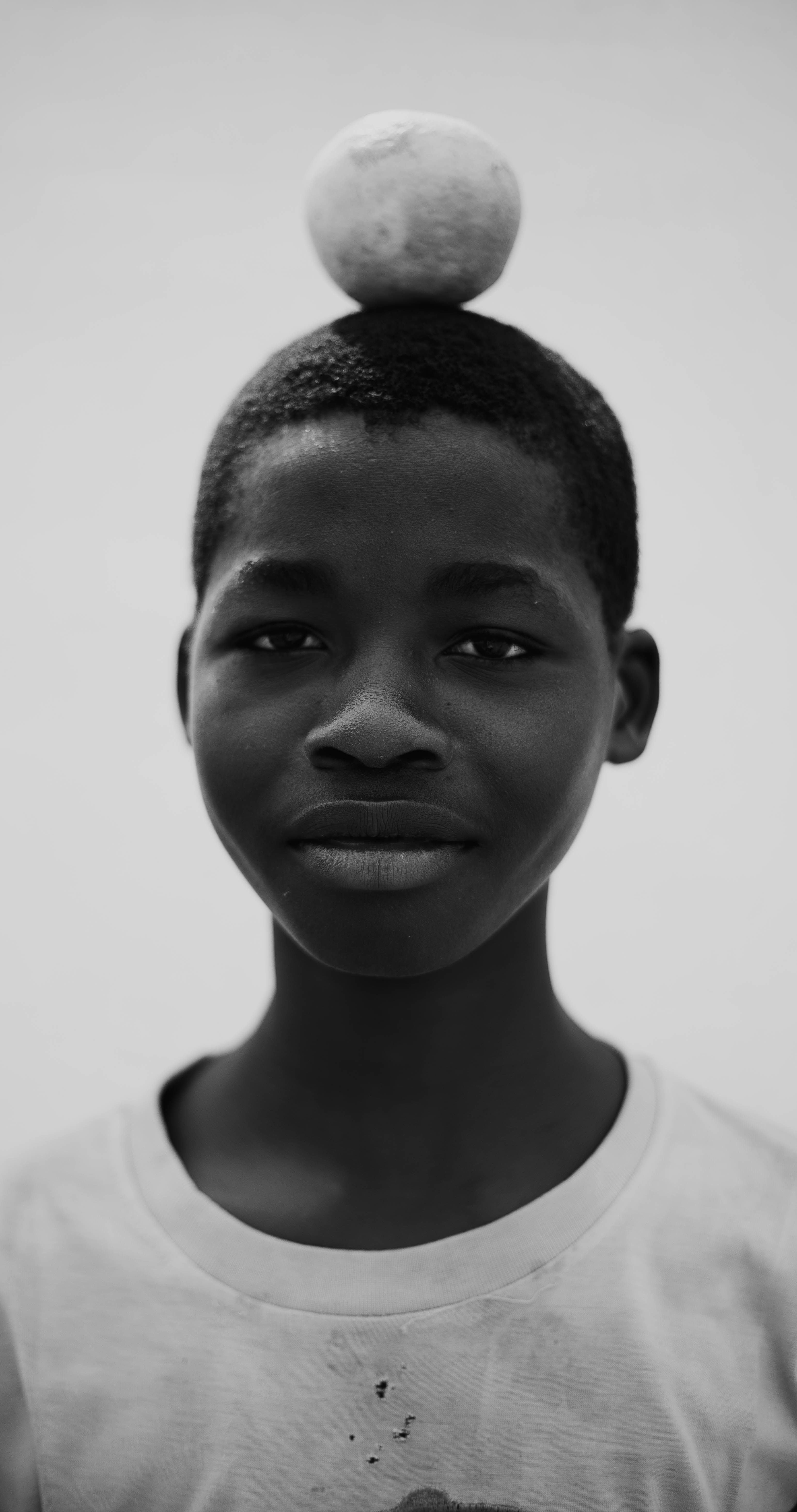 Retrato En Blanco Y Negro De Un Niño Equilibrando Un Objeto · Foto de ...