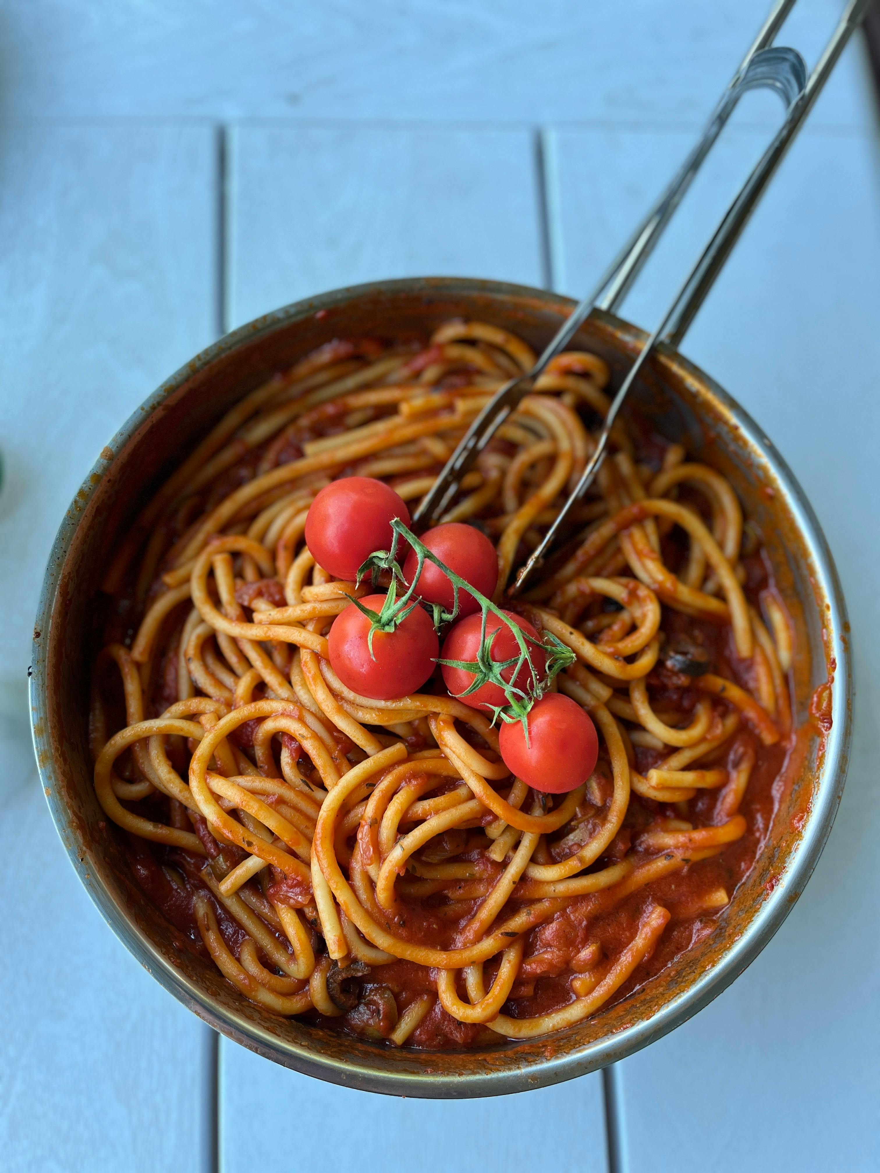 Spaghetti in padella con pomodorini ciliegia e sugo brillante