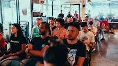 一群成年人正专心地在室内参加研讨会或会议