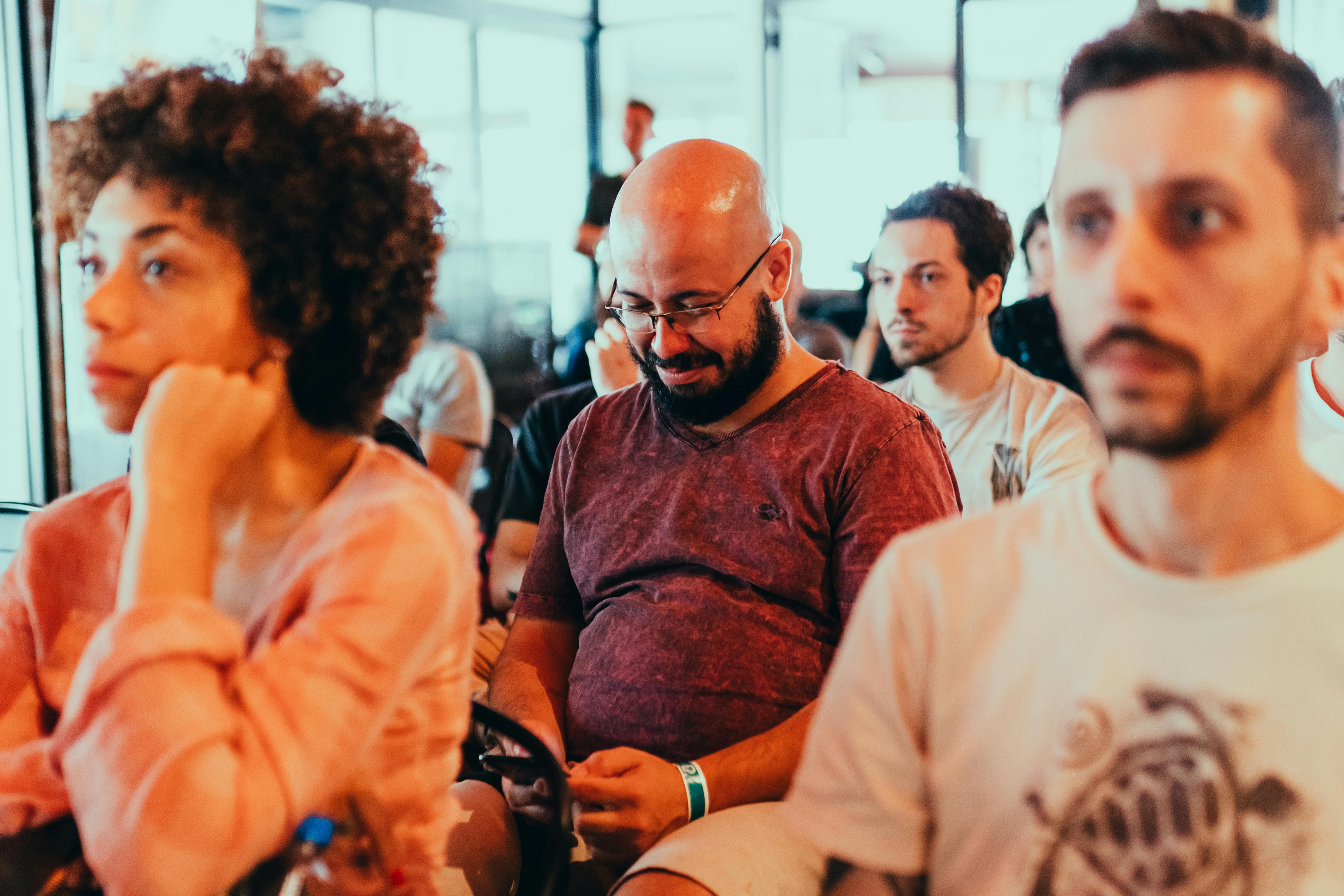 室内研讨会上，多元化的观众专注而饶有兴趣地参与其中