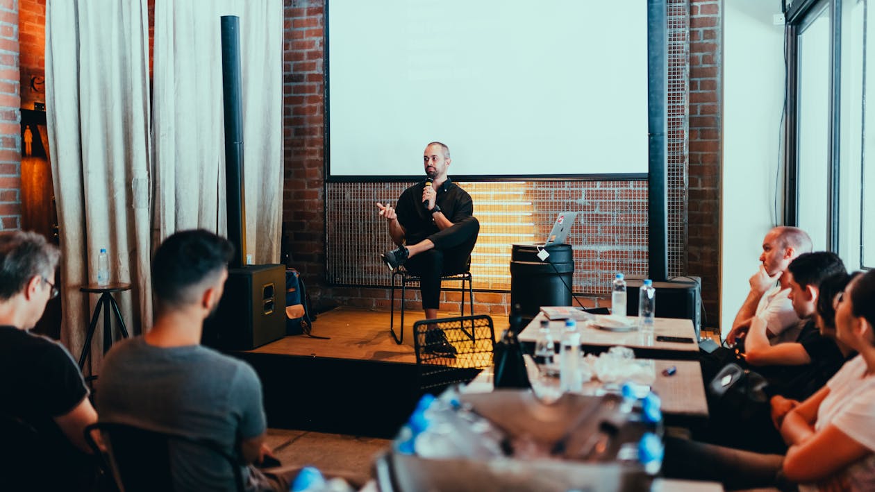 Palestrante falando para uma plateia em um evento corporativo