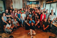 一大群多元化的同事在室内笑容满面、正能量十足地一起庆祝