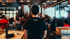 研讨会后视图，与会者多元化，在现代室内环境中举行
