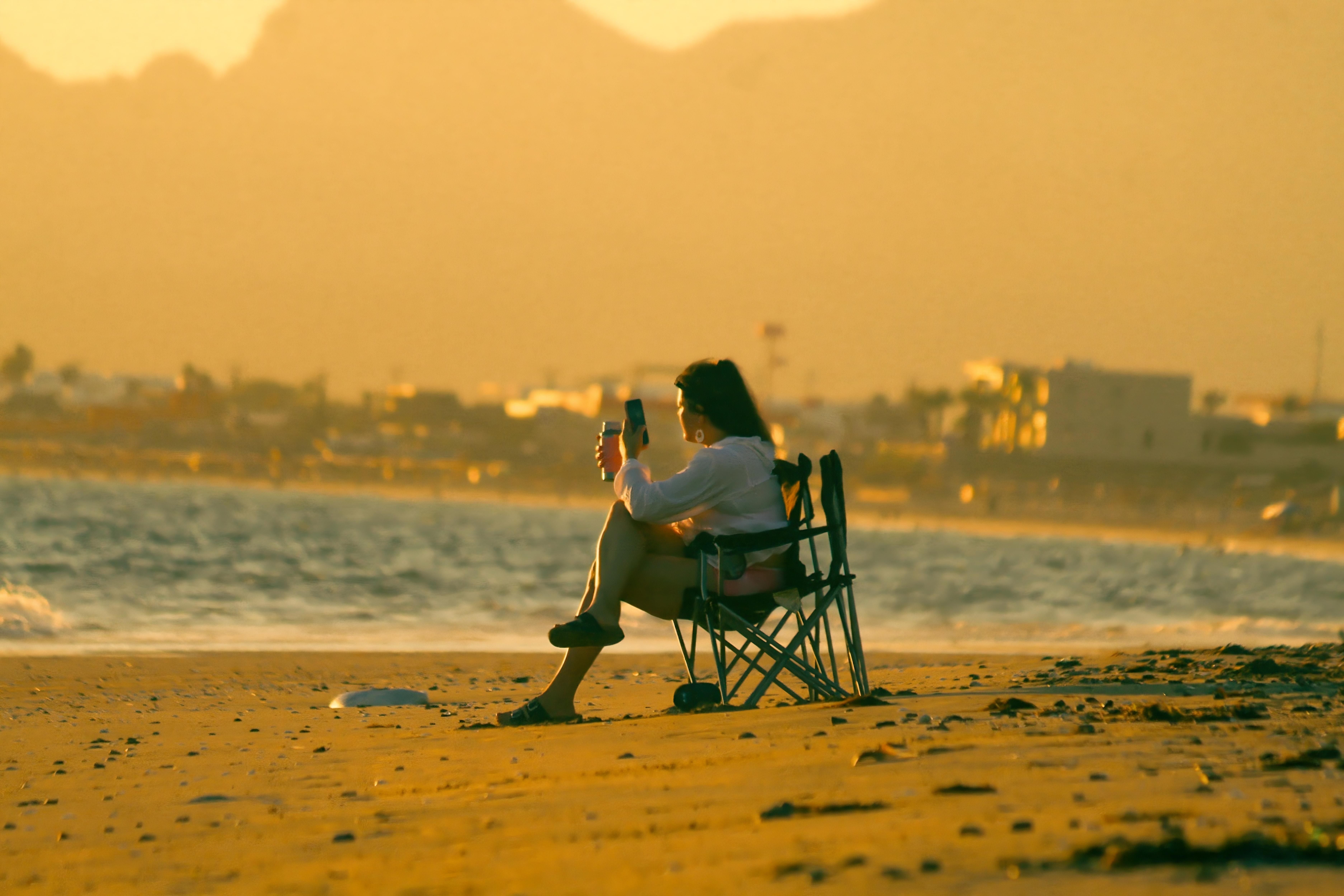 Gratis En fredelig aften på Bahía de Kino-stranden med en person, der nyder solnedgangen. Lagerfoto