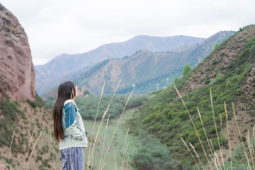 一幅标注了马可波罗可能旅行路线的古代丝绸之路地图