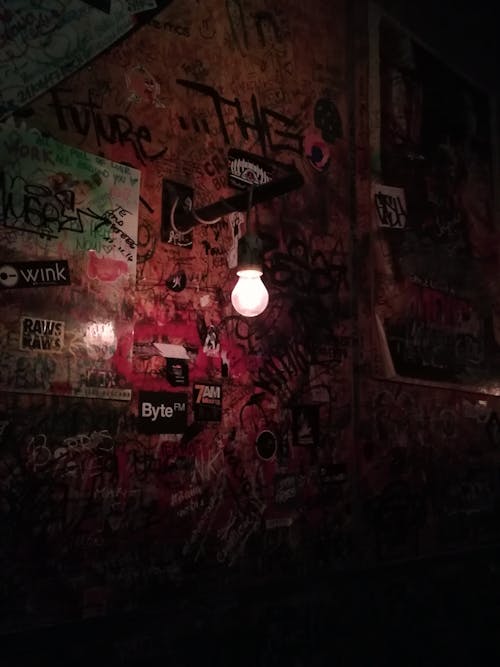 Kostnadsfri bild av bar, glödlampa, graffitti