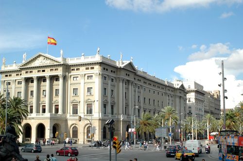 Free Neoclassical building in Barcelona, showcasing Spanish architecture with a bustling street scene. Stock Photo