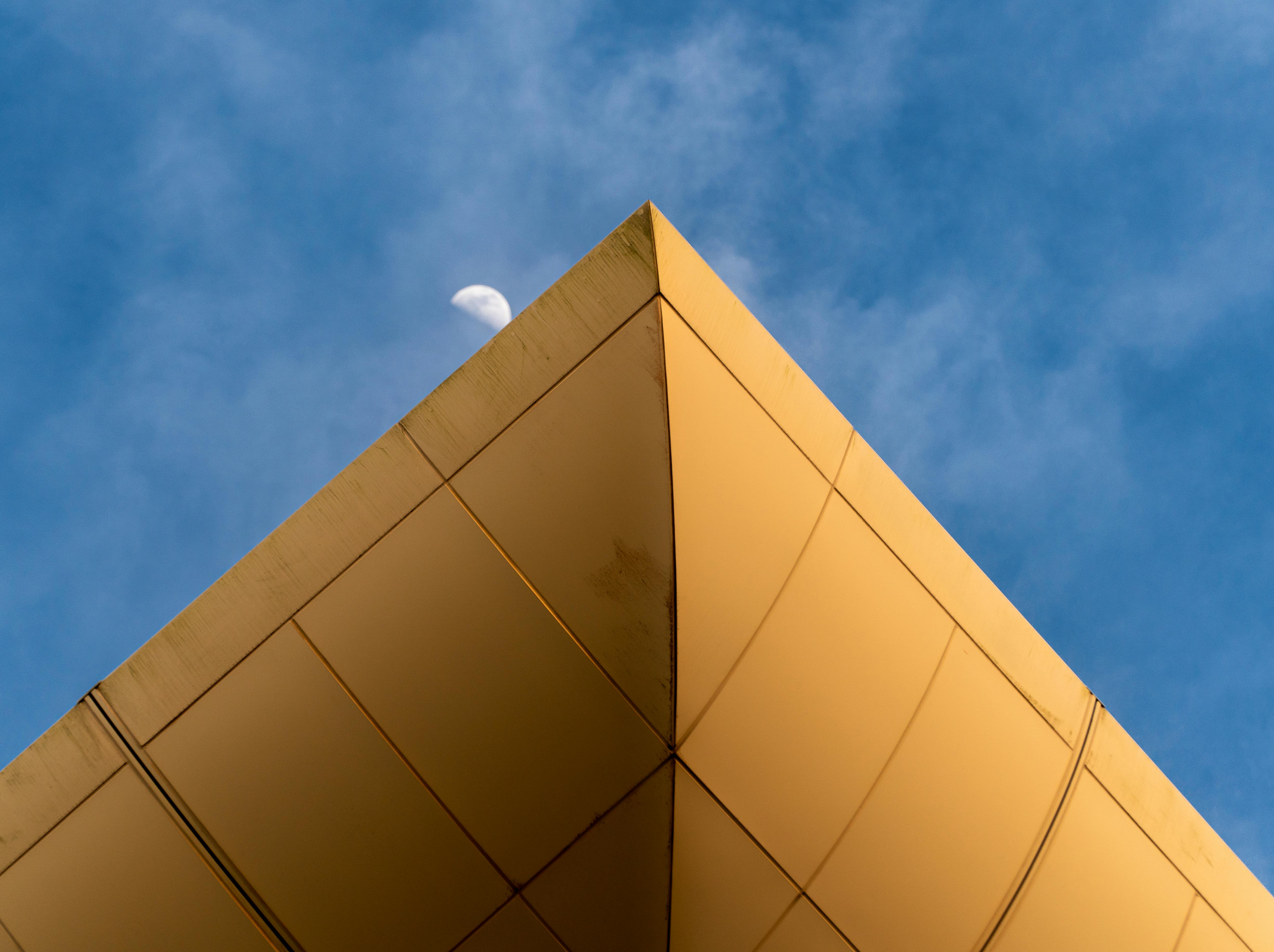 Kostenlos Abstrakte Ansicht einer modernen Gebäudefassade im Mondlicht in Brunei. Stock-Foto