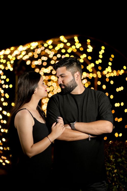 Free A romantic couple portrait in Gurugram, India, illuminated by soft bokeh lights at night. Stock Photo