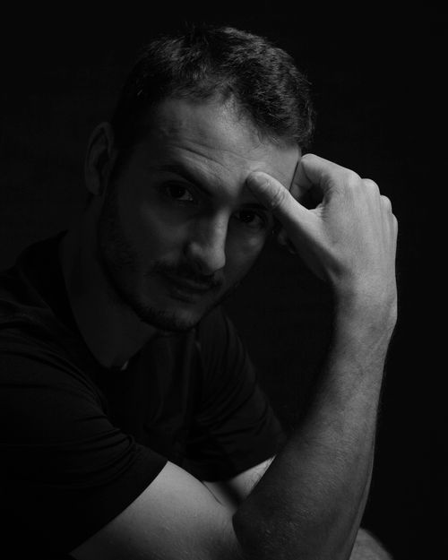 Free Dramatic black and white portrait of a man with a thoughtful pose. Stock Photo
