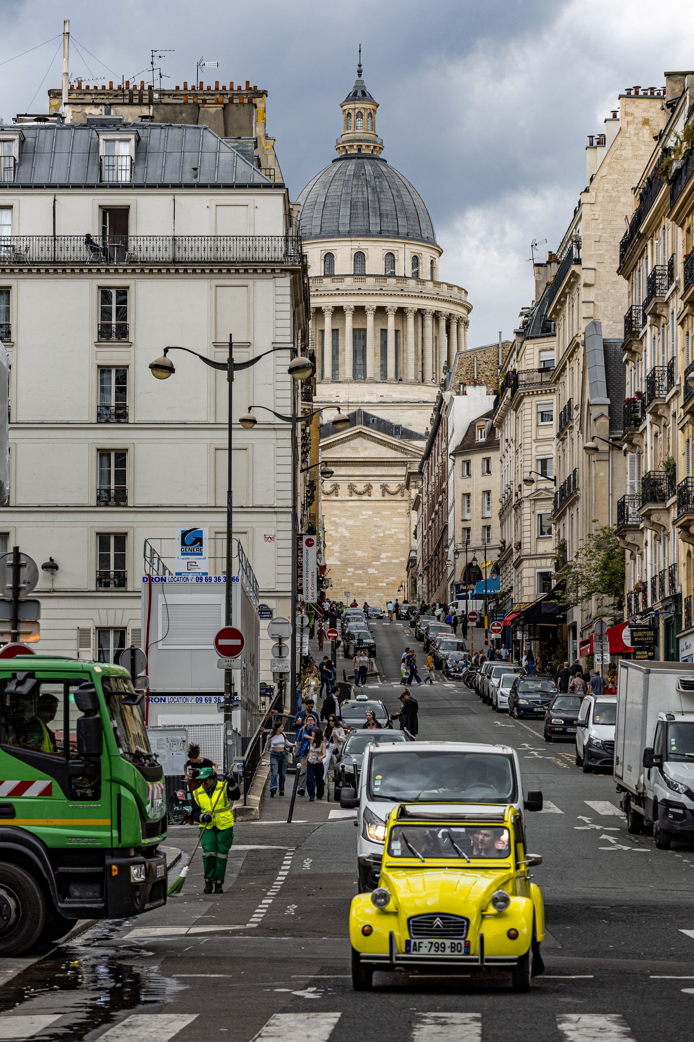 Rua do Quartier Latin em Paris com o Panteão ao fundo