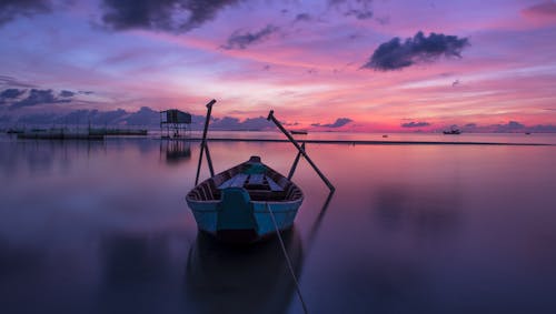 Free White Row Boat on Body of Water Stock Photo