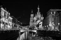 圣彼得堡运河的黑白夜景令人惊叹，建筑华丽