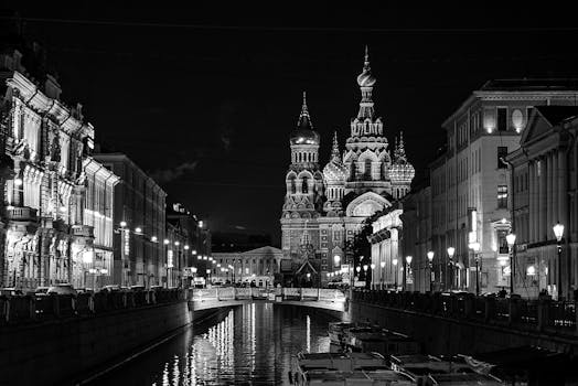圣彼得堡运河的黑白夜景令人惊叹，建筑华丽