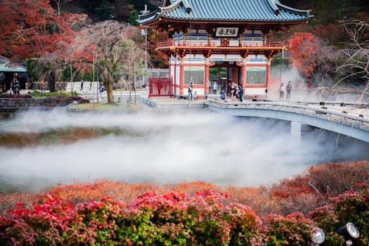 日本大阪米诺的美丽寺庙景观，被秋叶和薄雾环绕