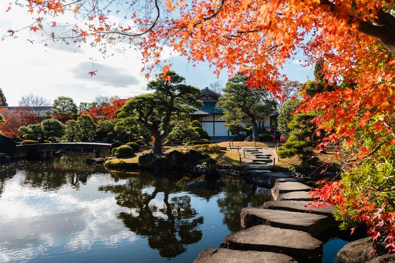 石橋與楓葉相映的日本庭園