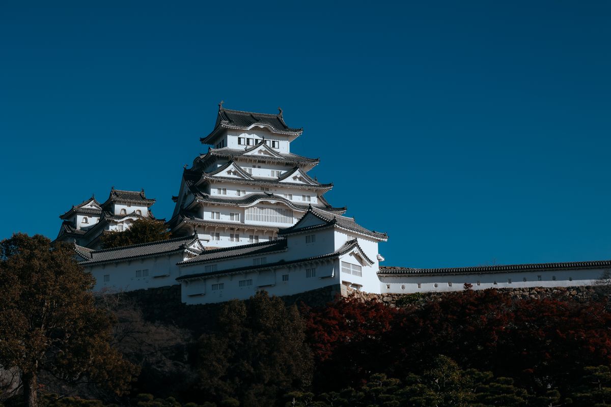 険しい山あいに築かれた城壁のイメージ