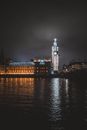 泰晤士河映照出大本钟和议会大厦令人惊叹的夜间景观