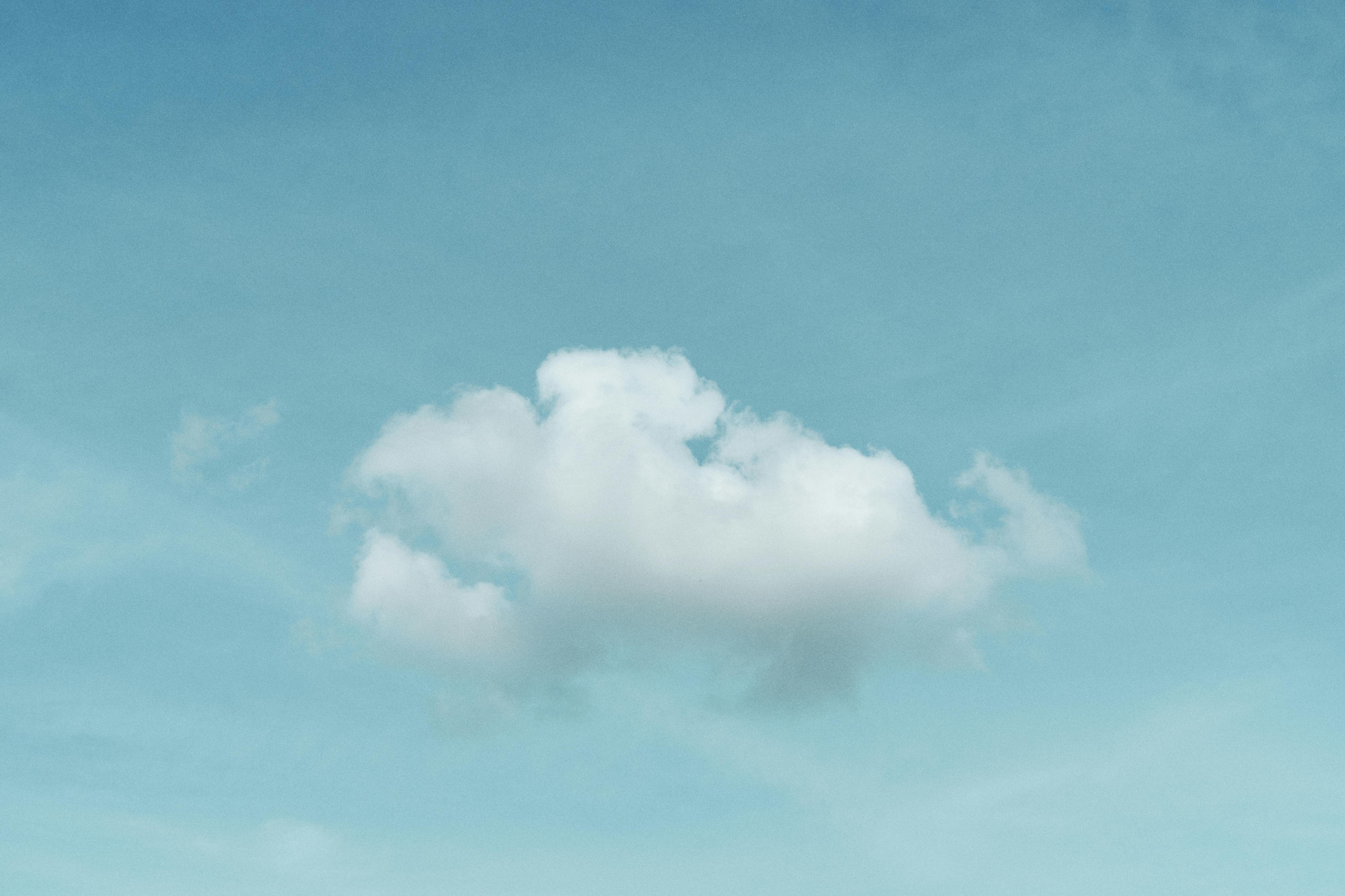 Gratis Awan putih tunggal melayang di langit biru cerah, diambil di Penrith, Inggris. Foto Stok