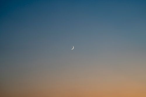 Free Captivating crescent moon in a gradient sky at twilight over Bursa, Türkiye. Stock Photo