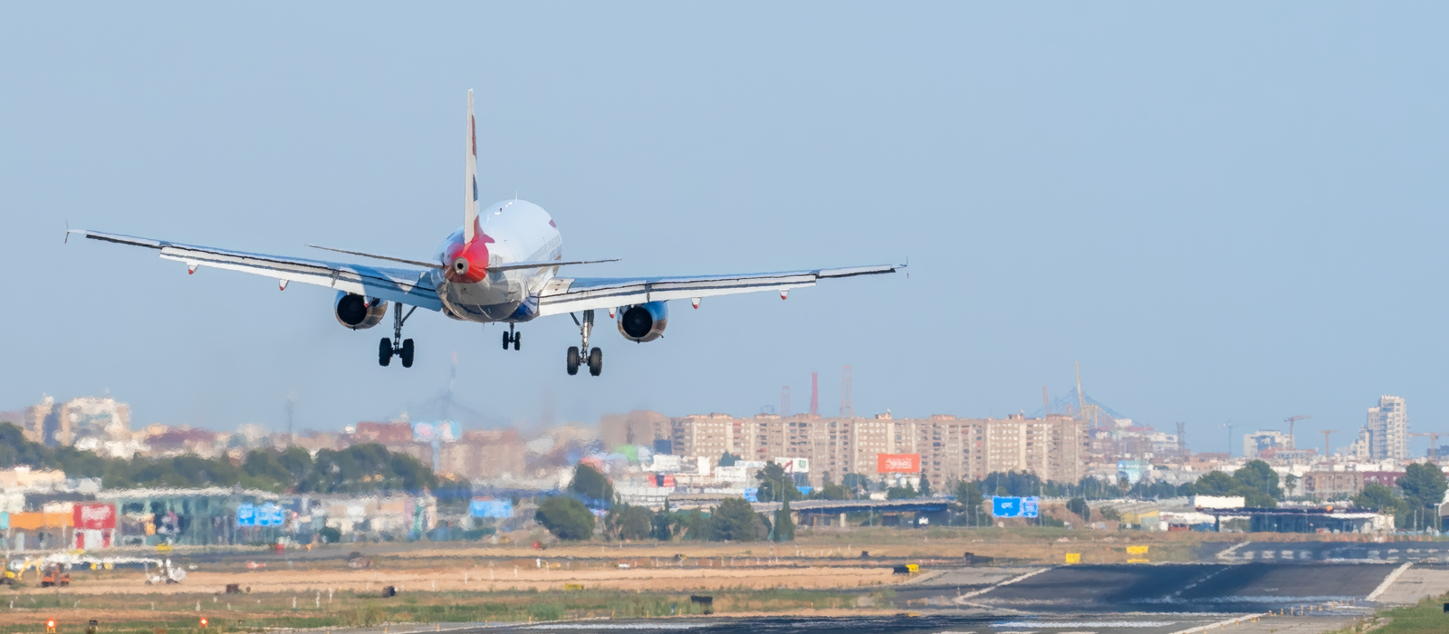 British Airways Airbus A320 landing at Valencia's Manises Airport, Spain. — flights from Amsterdam to Valencia