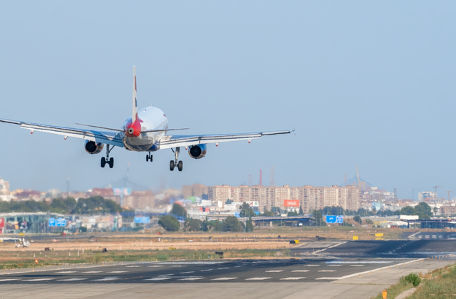 British Airways Airbus A320 landing at Valencia's Manises Airport, Spain. — arriving in Valencia