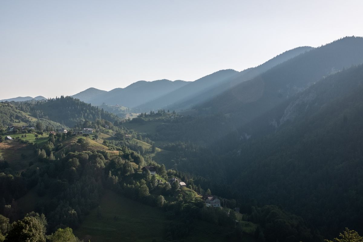 Raze de soare peste dealuri verzi cu sate rasfirate