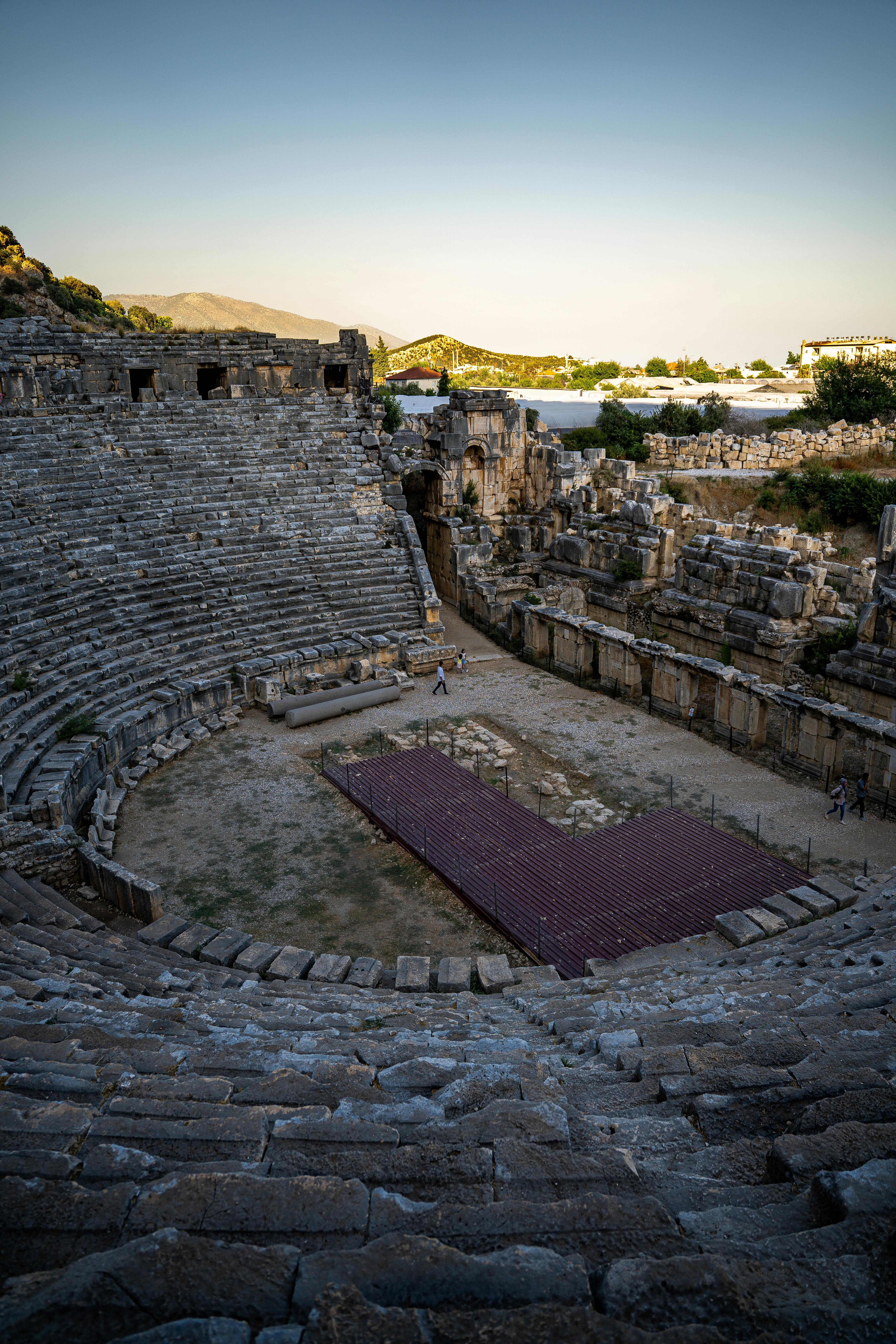 Ücretsiz Berrak akşam gökyüzünün altında antik Roma amfitiyatrosunun kalıntıları. Stok Fotoğraflar