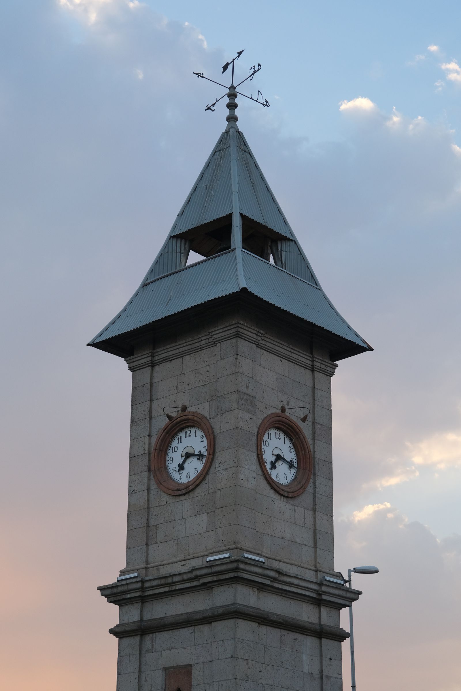 Horloge exterieure au crepuscule