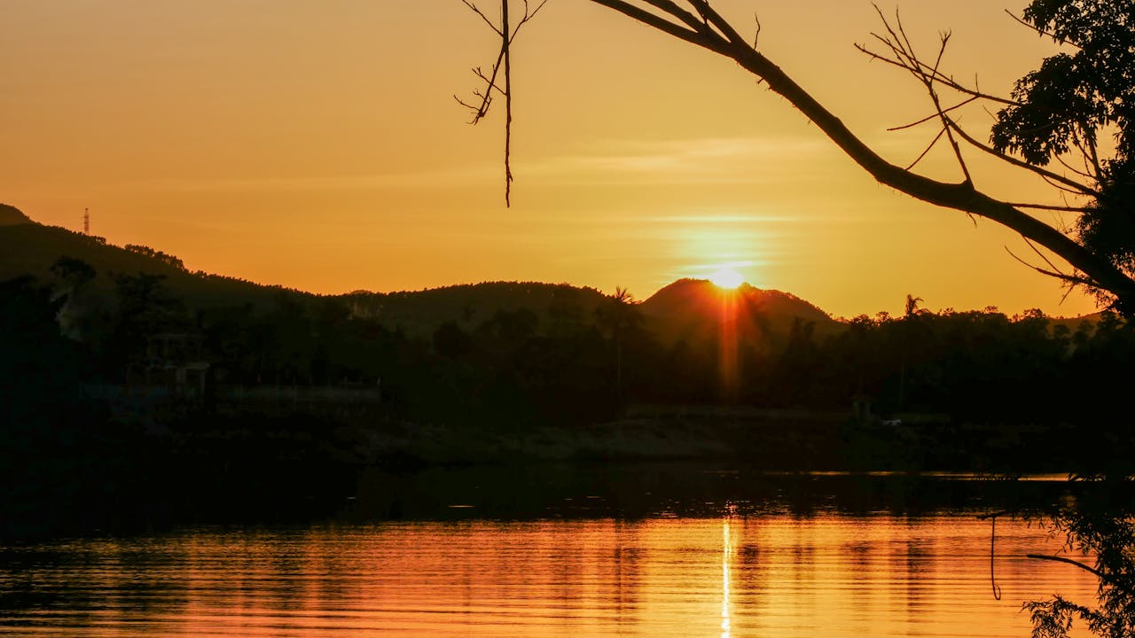 Kể chuyện ngôi toàn tri tạo chiều sâu và bao quát