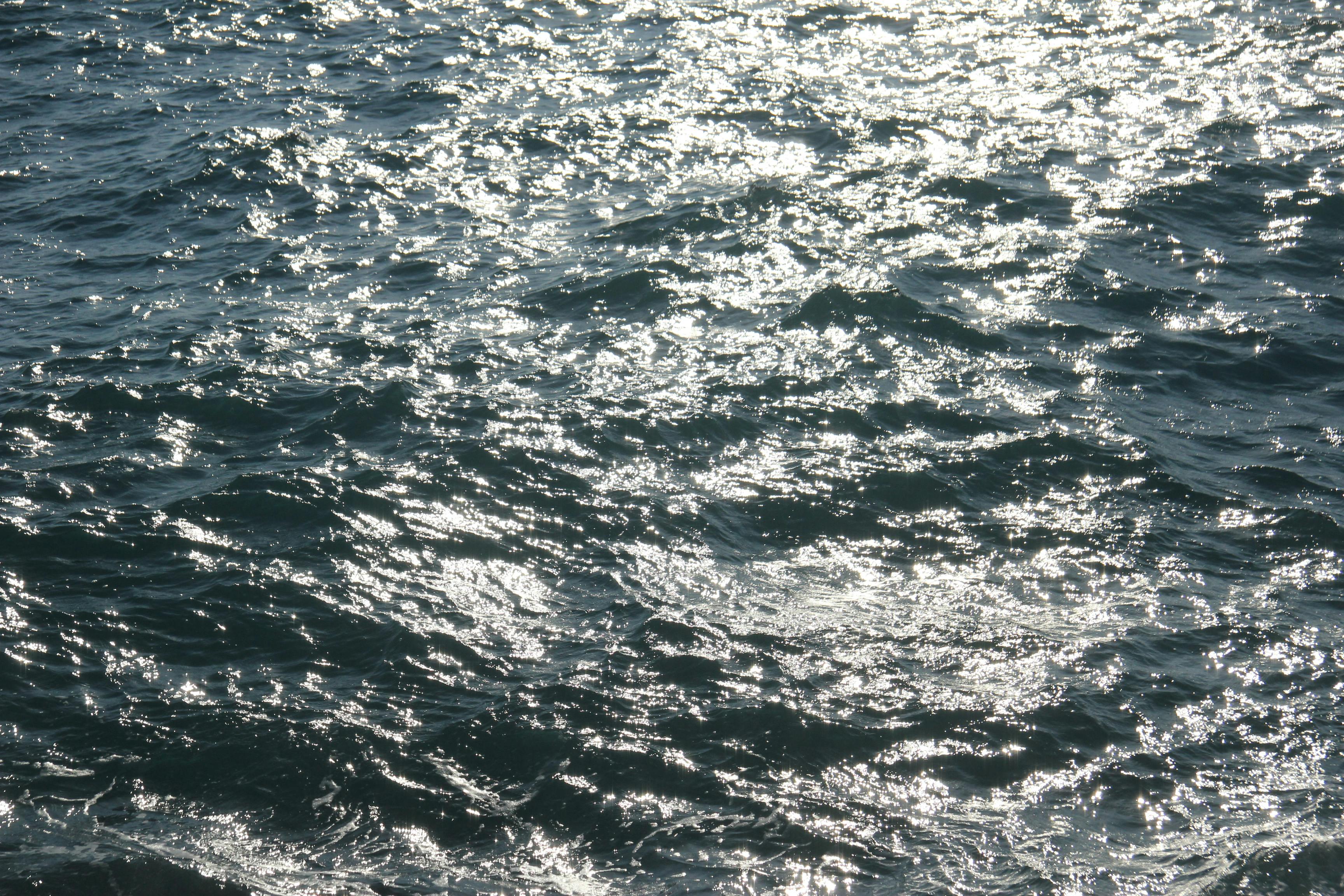 gratis Betoverende, zonovergoten golven glinsteren op de Middellandse Zee voor de kust van Antalya, Turkije. Stockfoto