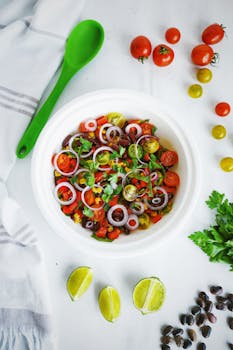 这份搭配西红柿、洋葱和香草的沙拉充满活力，非常适合享用新鲜饭菜