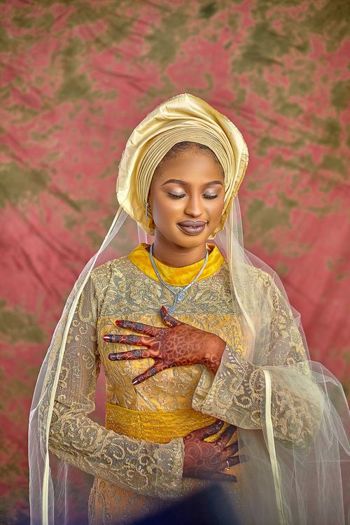 Free Portrait of a bride in traditional attire with intricate henna designs and a serene expression. Stock Photo