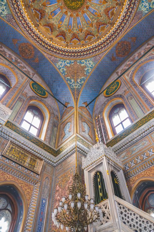 Free Detailed view of the ornate dome and interior of a historic mosque in İstanbul, Türkiye. Stock Photo