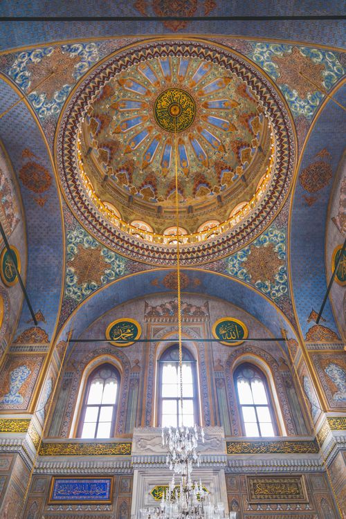 Free A detailed and colorful view of a mosque dome interior featuring Islamic calligraphy in Istanbul, Türkiye. Stock Photo