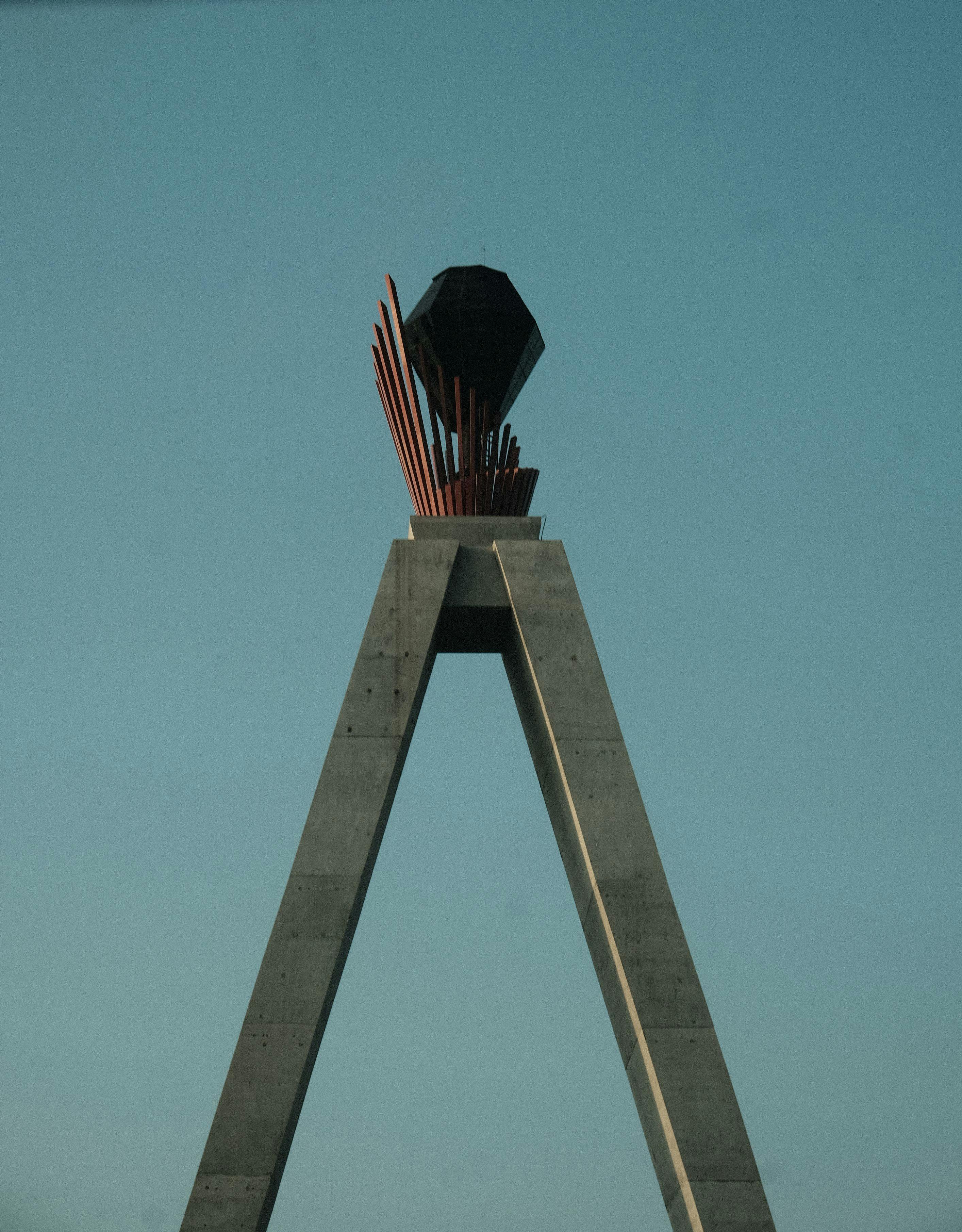 Kostenlos Ein markantes modernes Architekturdenkmal in Daressalam mit geometrischem Design. Stock-Foto