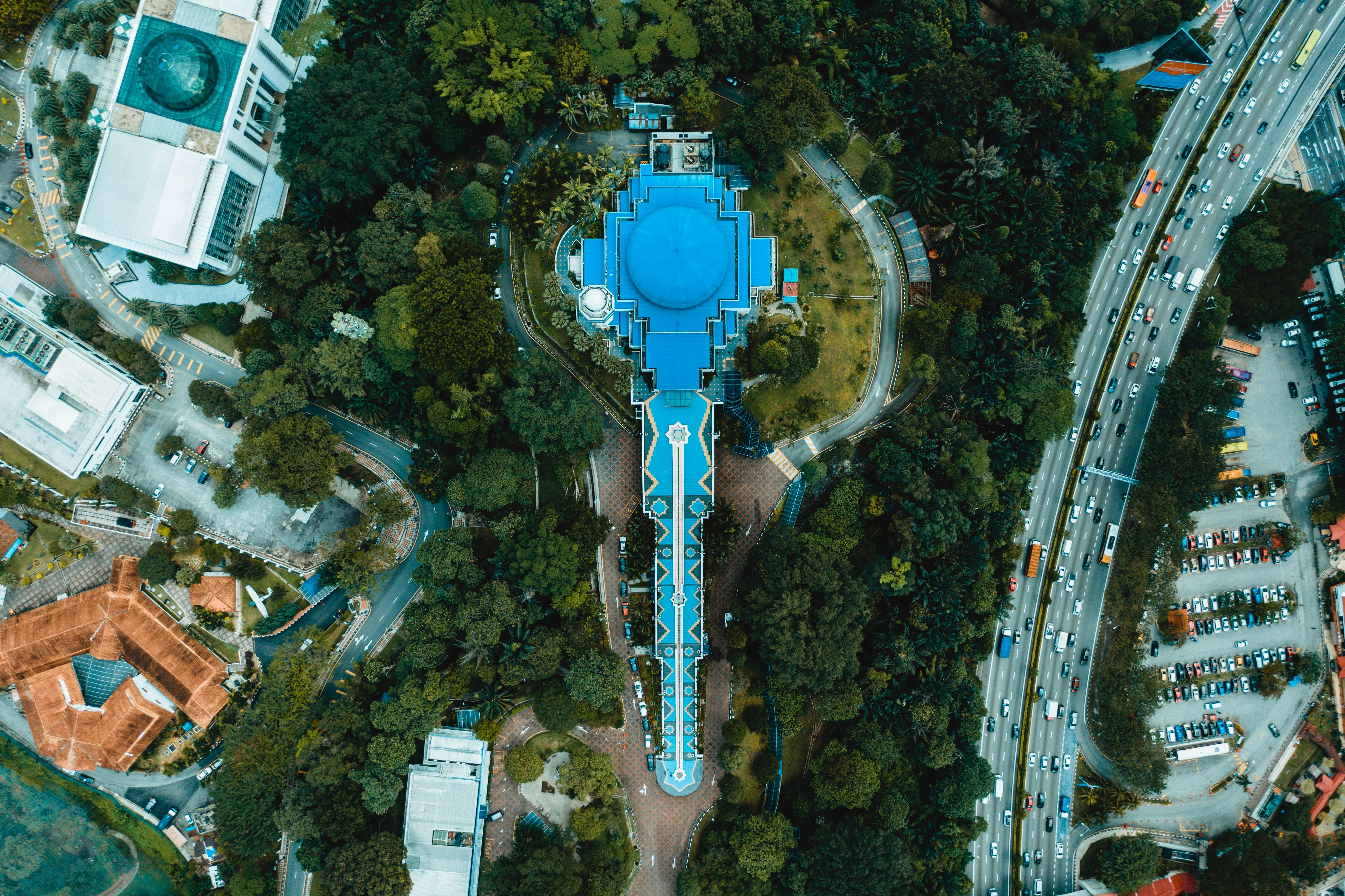 从鸟瞰视角看去，城市的建筑、道路和绿化令人惊叹