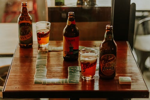 Foto Von Bierflaschen Oben Auf Holztisch