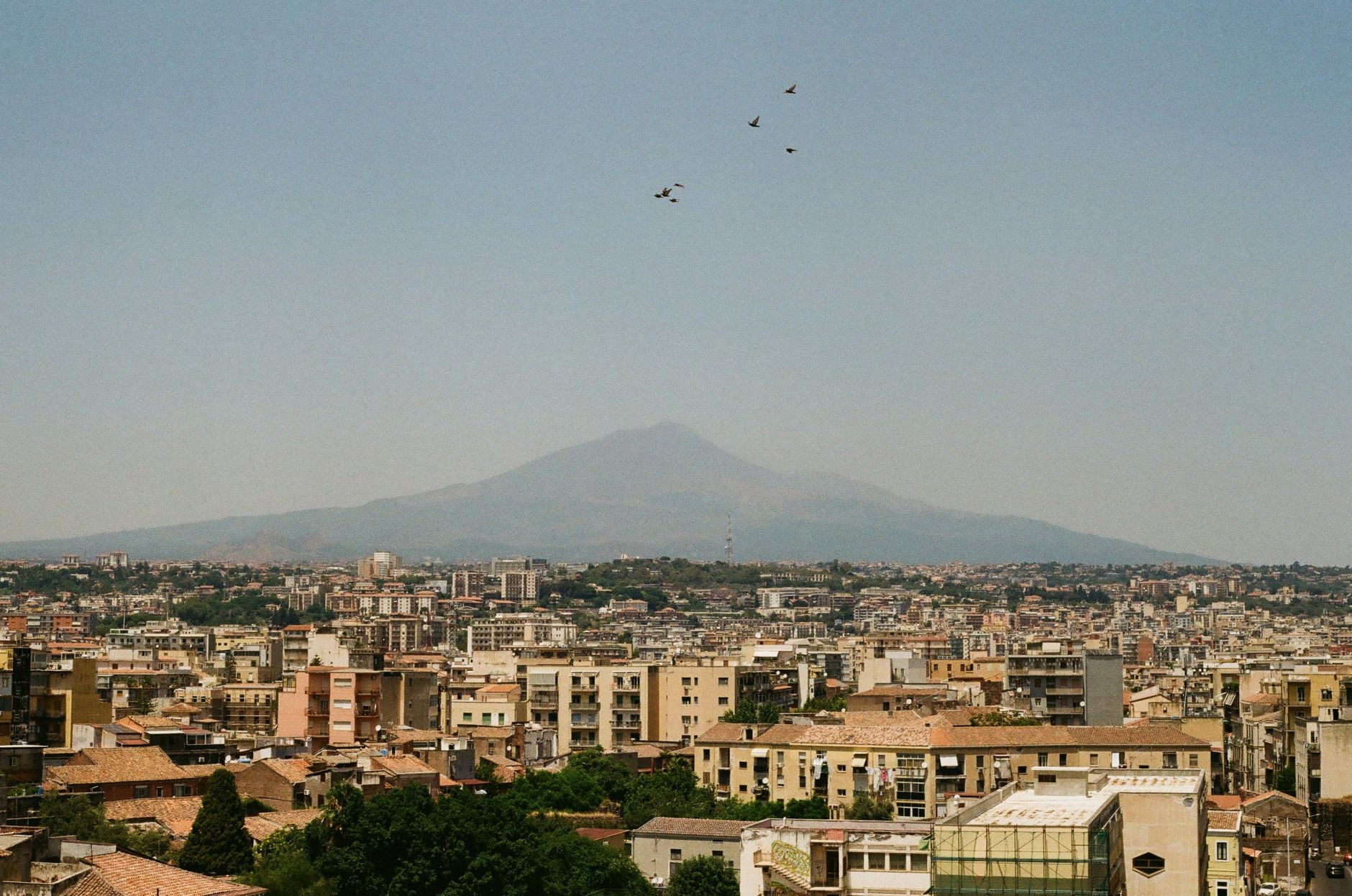 Voli cancellati a Catania per l’attività dell’Etna: quali diritti spettano ai passeggeri