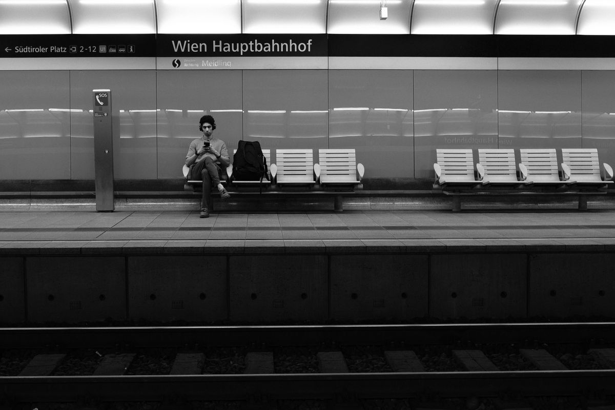 Călător singur pe peronul gării Wien Hauptbahnhof