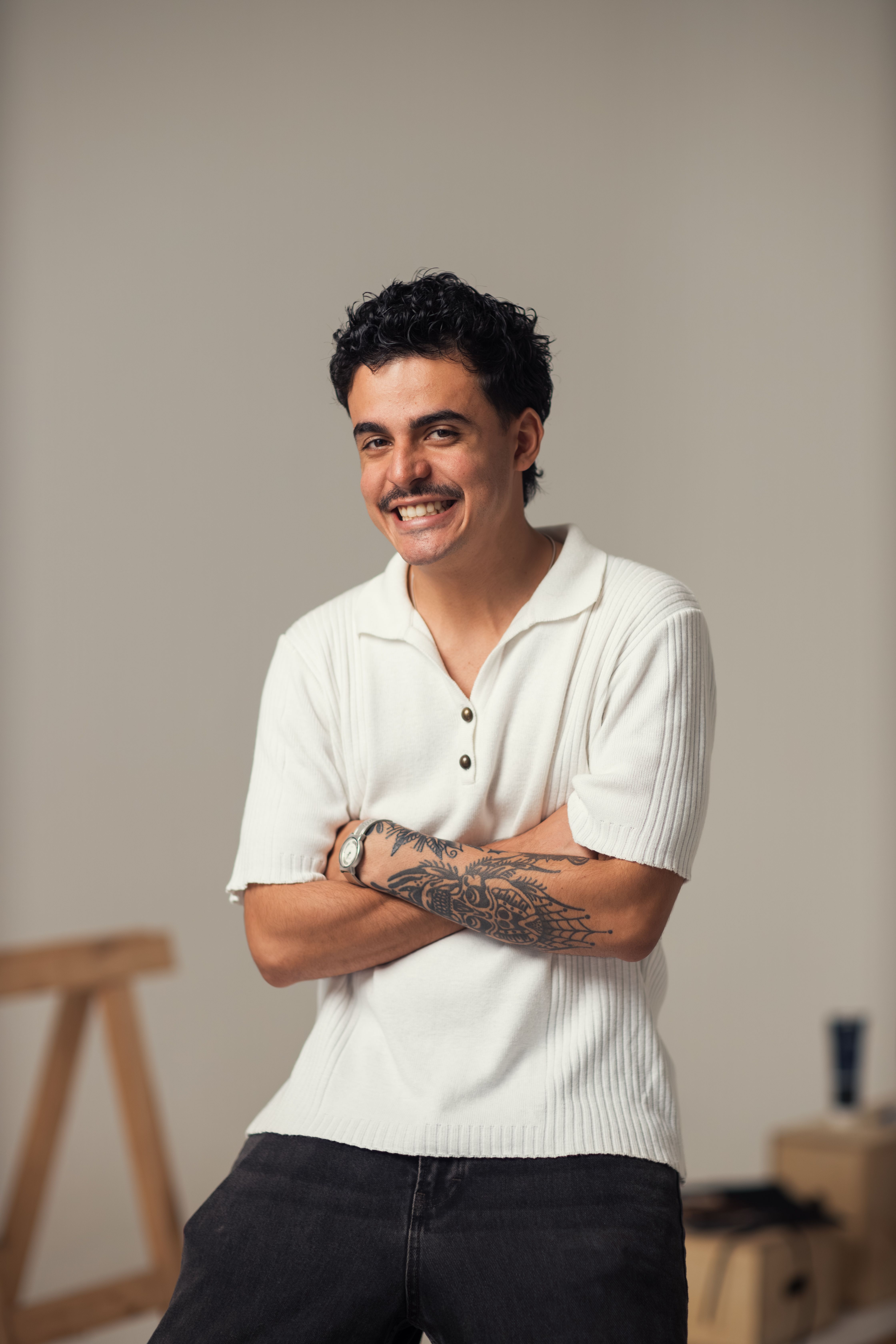 Retrato De Un Joven Adulto Tatuado Y Sonriente En Interiores · Foto de ...